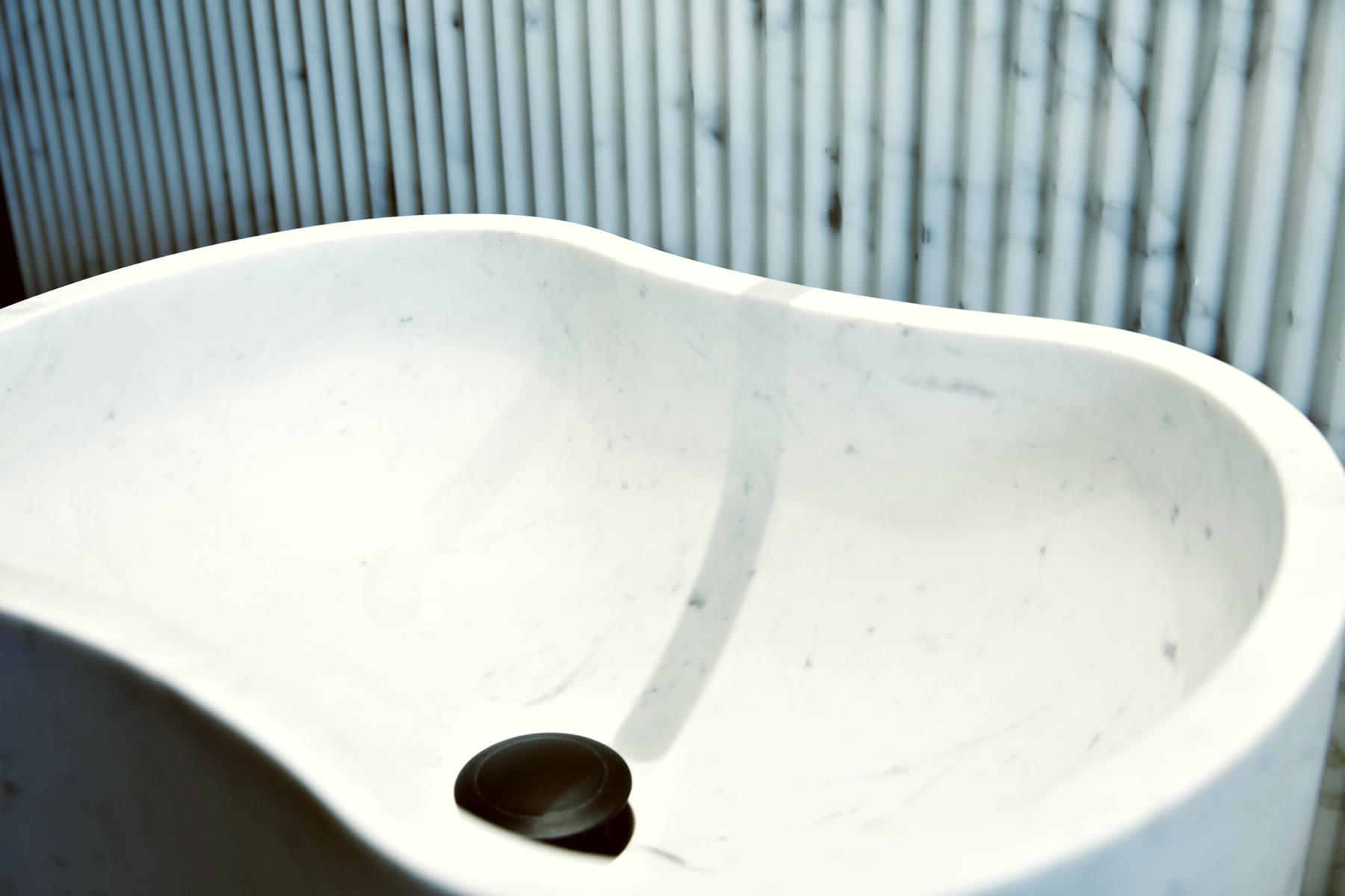 Säulenwaschbecken aus Carrara-Marmor, Detail des Ablaufs