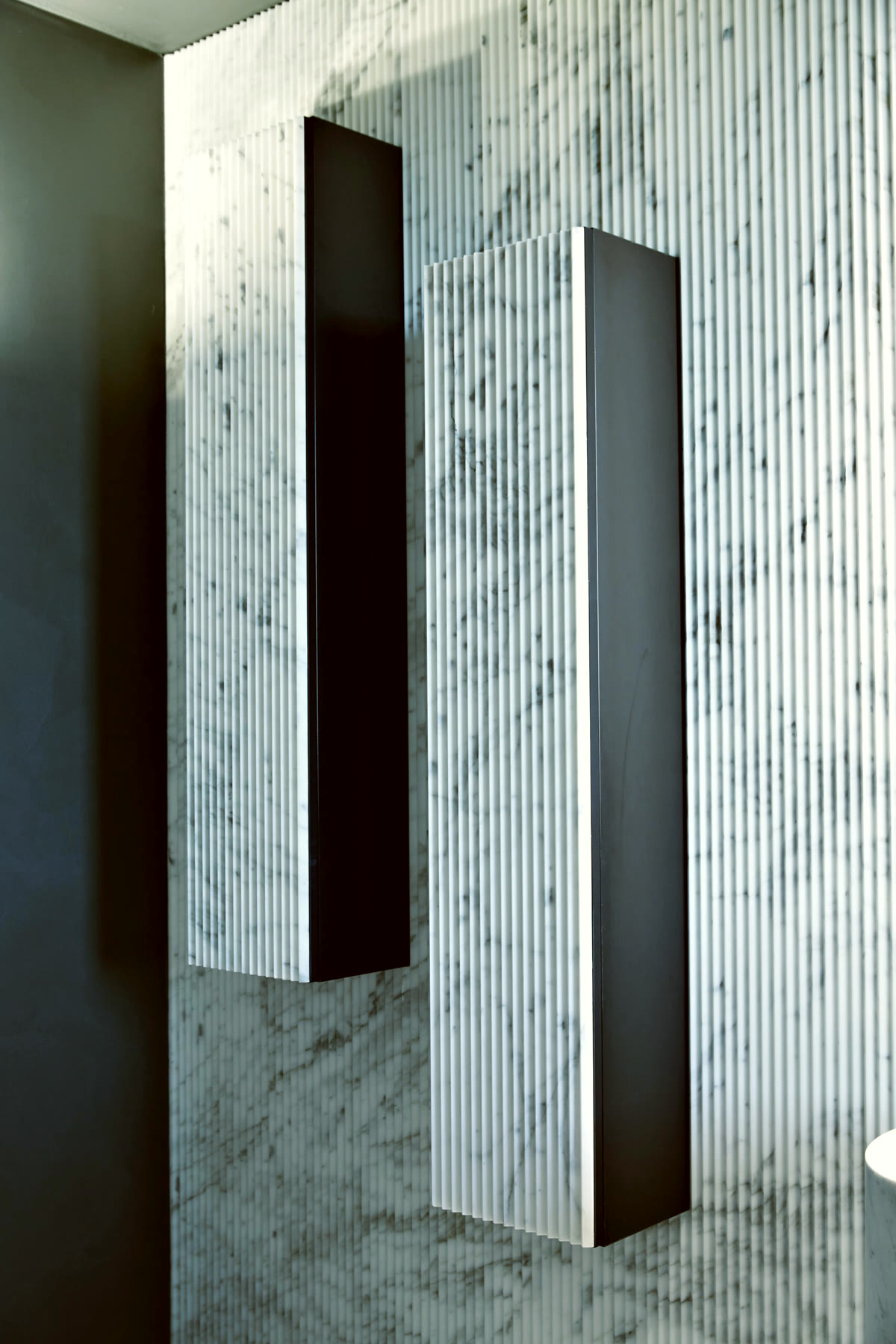 Detail des skulptierten Rands des Carrara-Säulenwaschbeckens