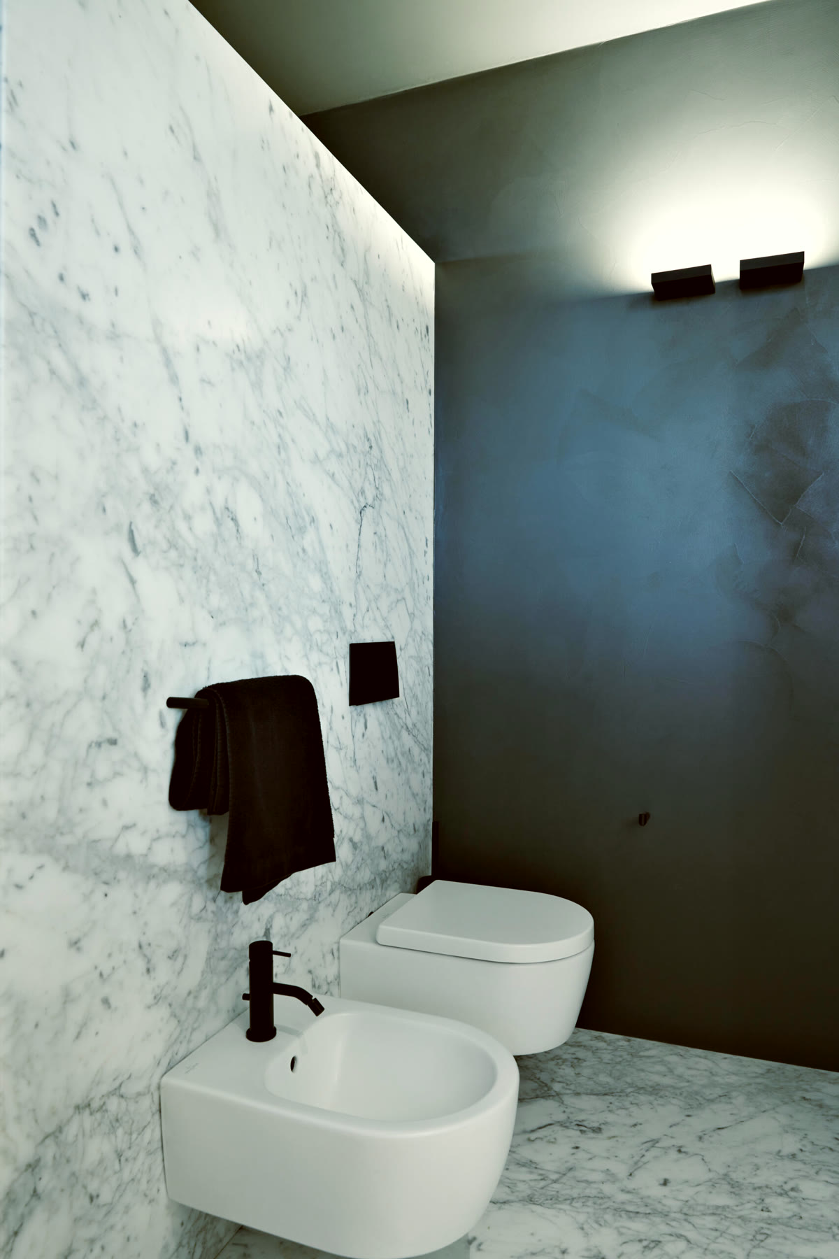WC-Bereich, verkleidet mit Carrara-Marmor