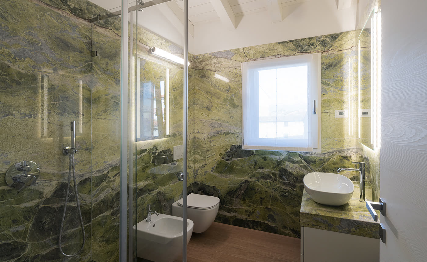 Bad, vollständig mit Irish-Green-Marmor verkleidet: Dusche, Ausstattung und Waschtisch in derselben Äderung