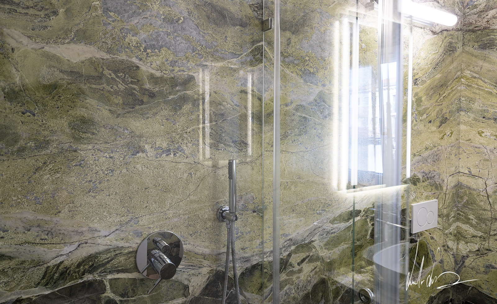 Vista d'insieme del bagno in Irish Green con doccia e sanitari