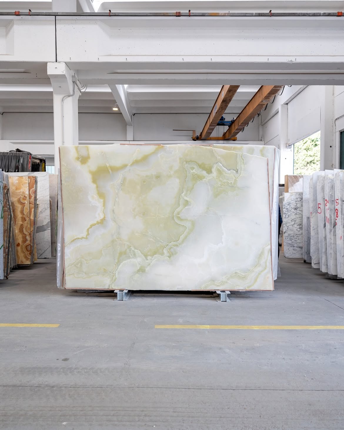 Blok groene onyx, gezaagd tot platen, in het magazijn