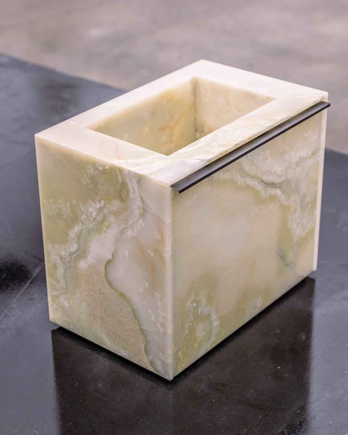 Meubel van groene onyx met geïntegreerde wastafel