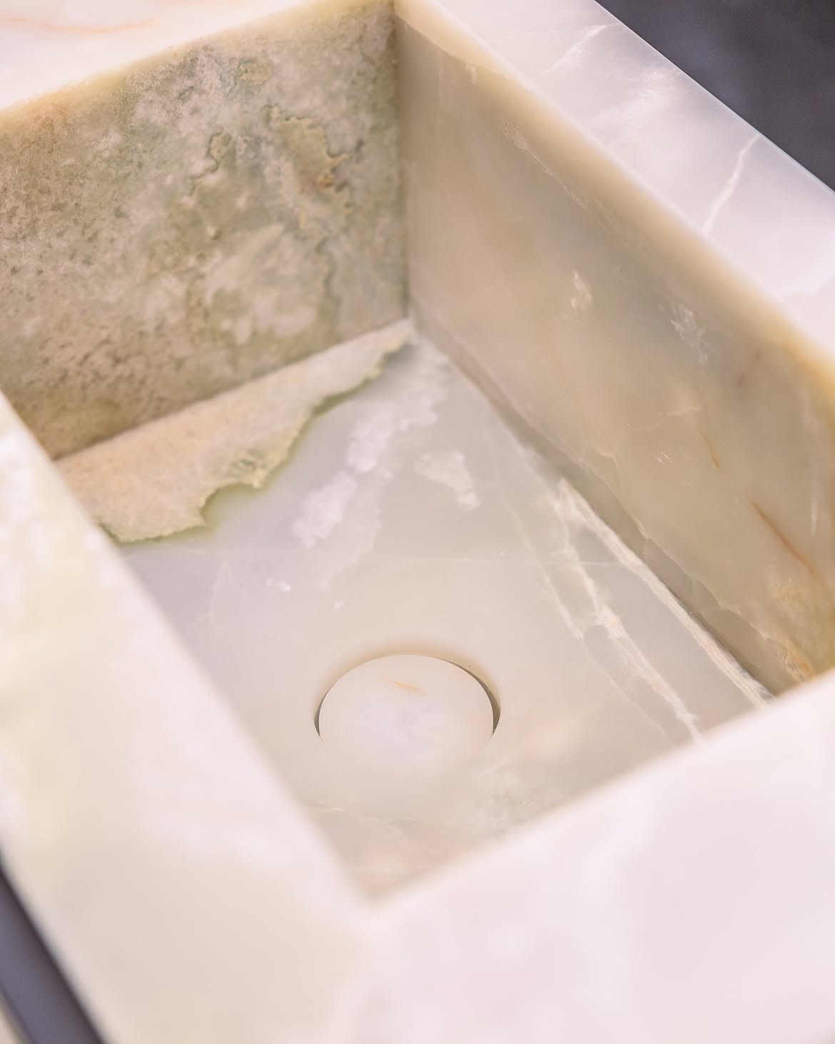 Detail van de baduitsparing, gehouwen in de groene onyx