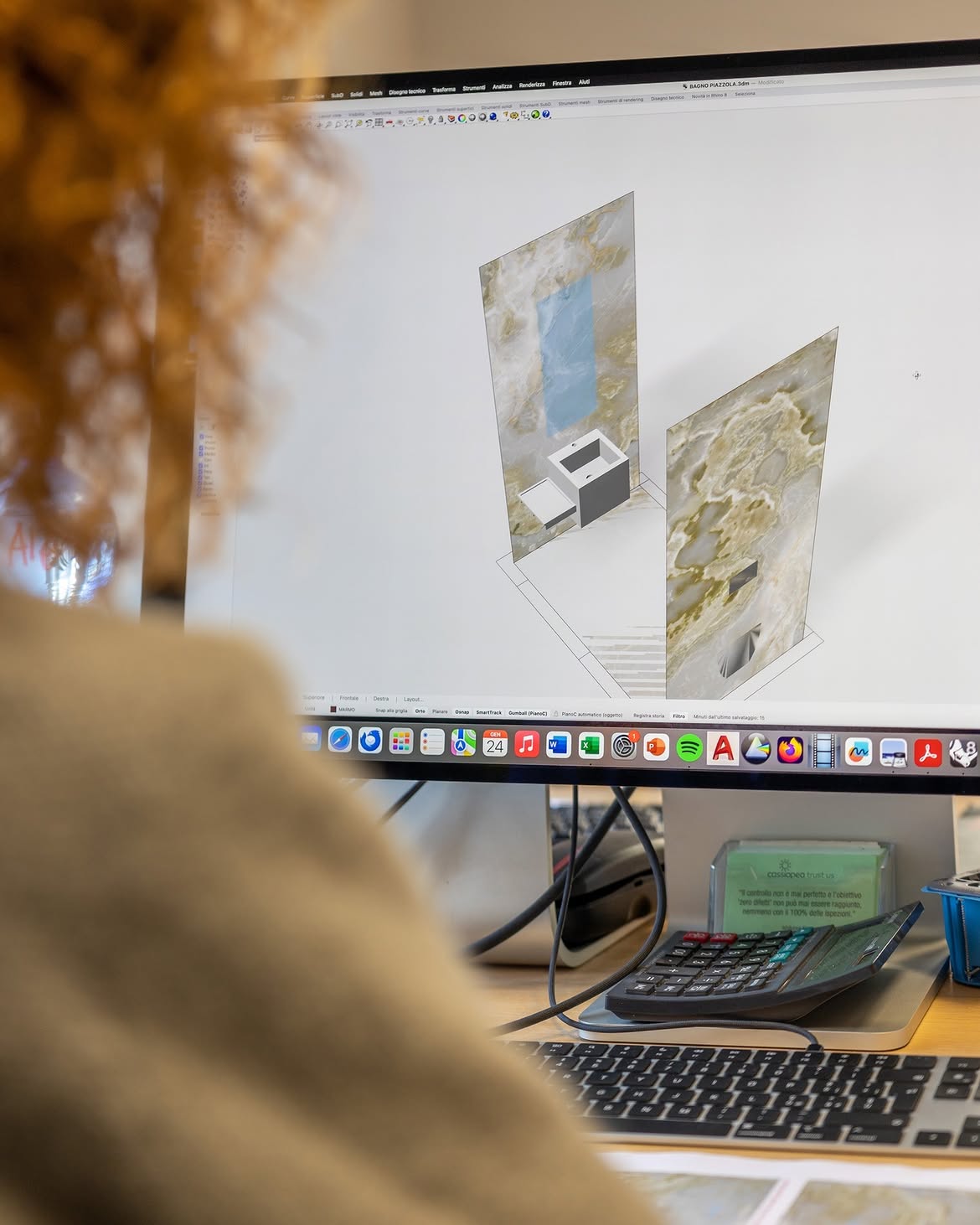 Technisch ontwerp van de groene-onyxbadkamer aan de computer
