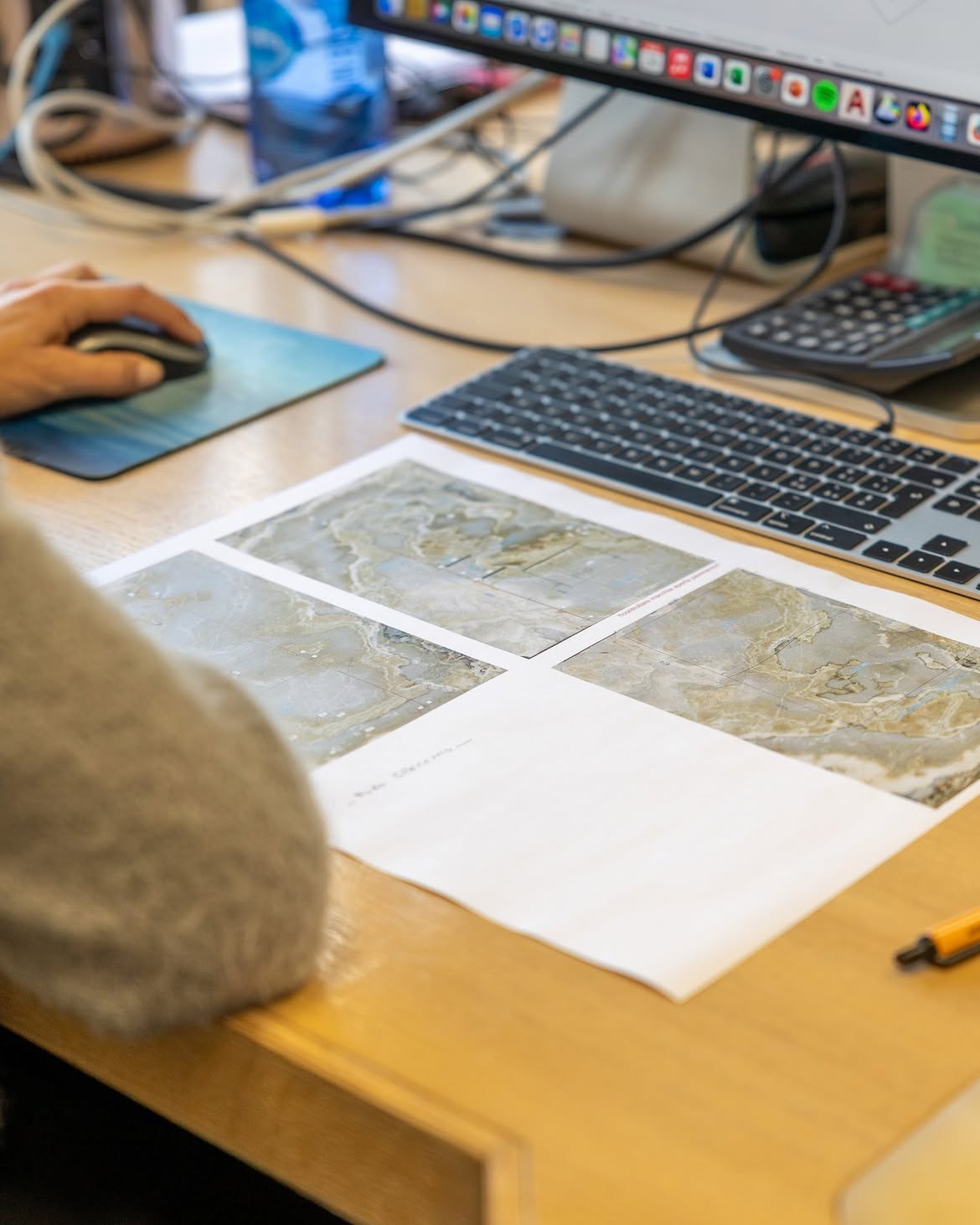 Het bestuderen van de adering op de groene-onyxplaten