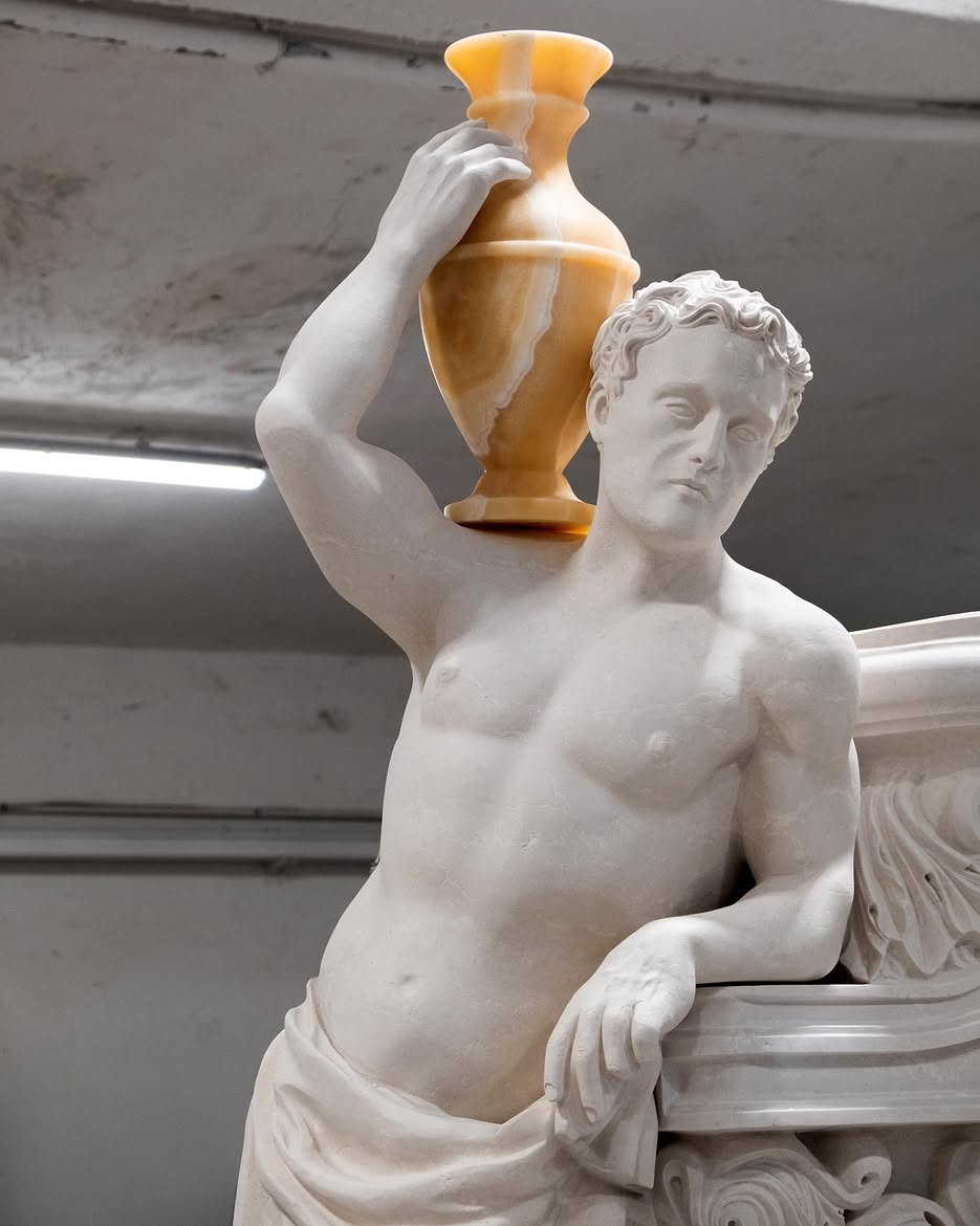 Dettaglio del volto della statua con coppa in onice