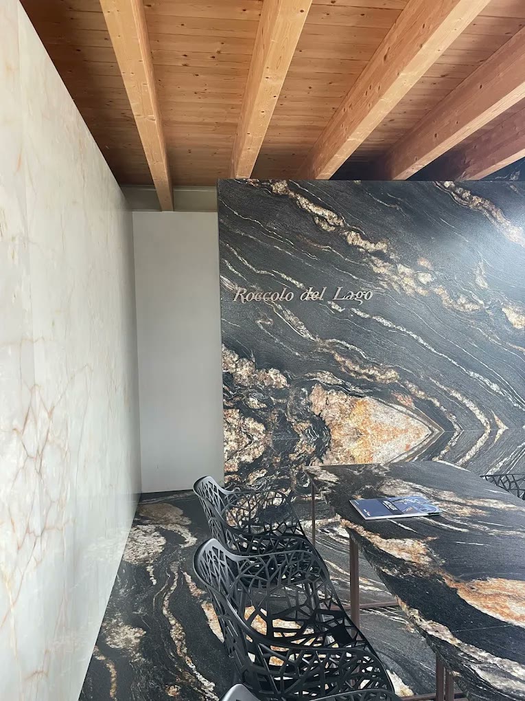 Mur de cristal rétroéclairé allumé, avec deux vasques dans la salle de bains