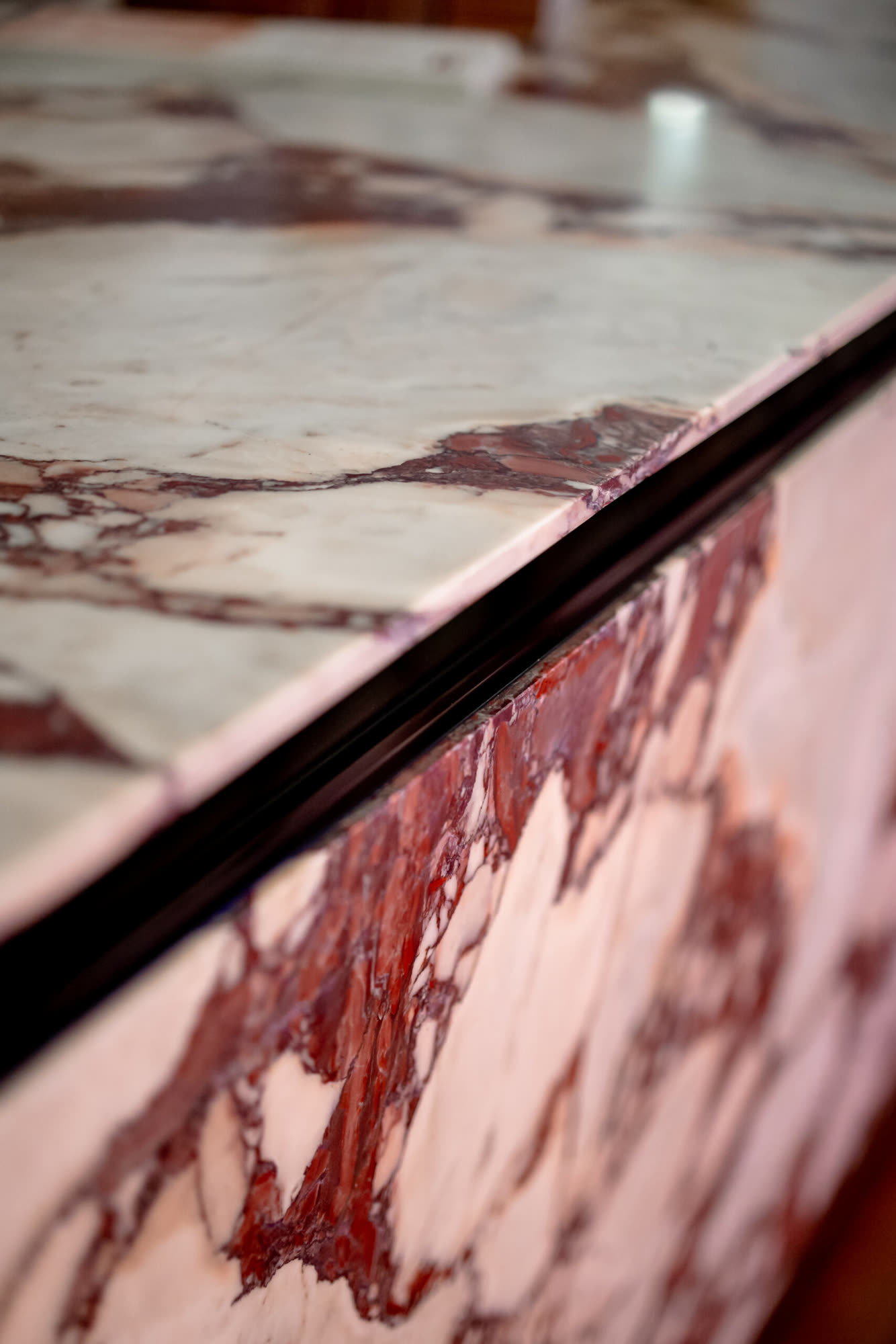 Detail der Ecke der Calacatta-Marmorinsel