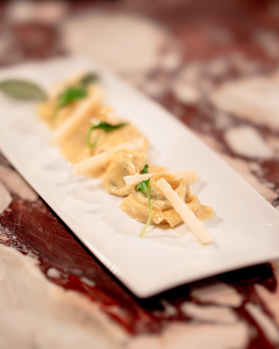 Teller Tortellini, serviert auf der Calacatta-Inselplatte