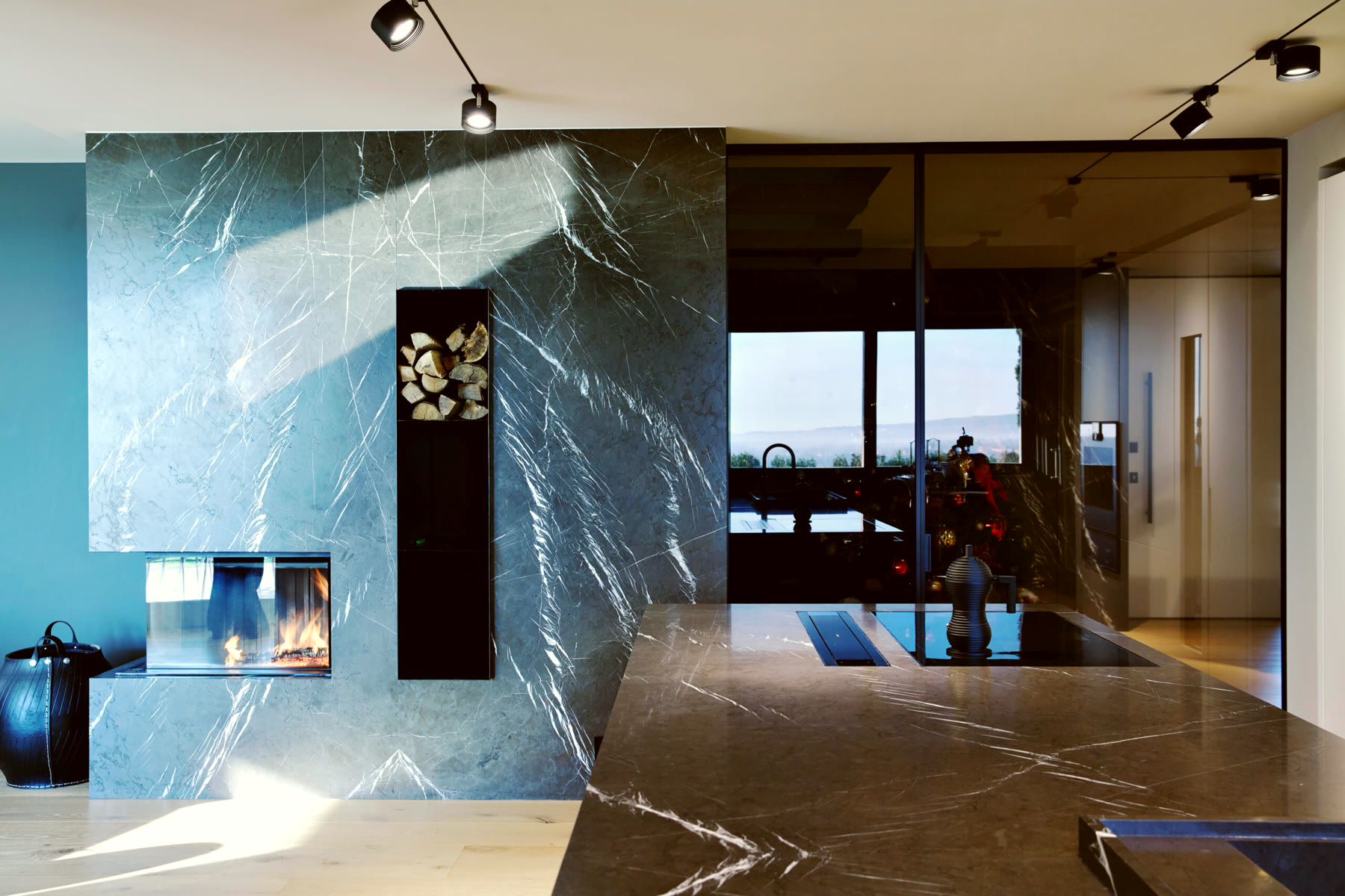 Grafite Grey keukeneiland gezien vanuit de woonkamer