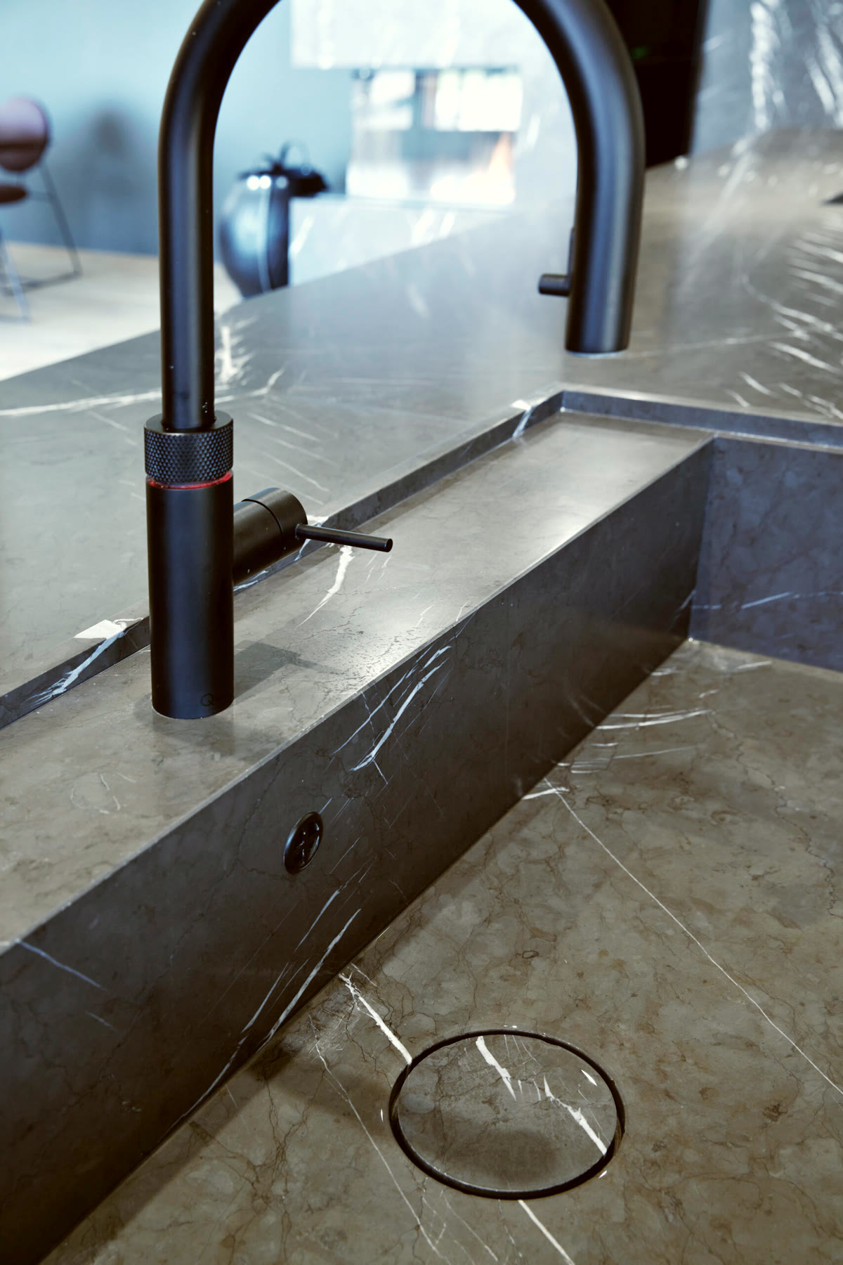 Detail van de gootspoelbak, gesneden uit de Grafite Grey plaat