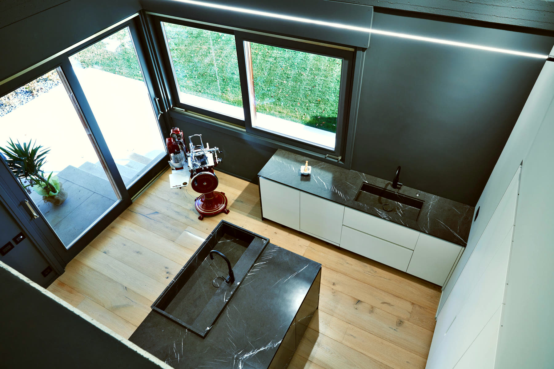 Bovenaanzicht van de keuken met het Grafite Grey eiland