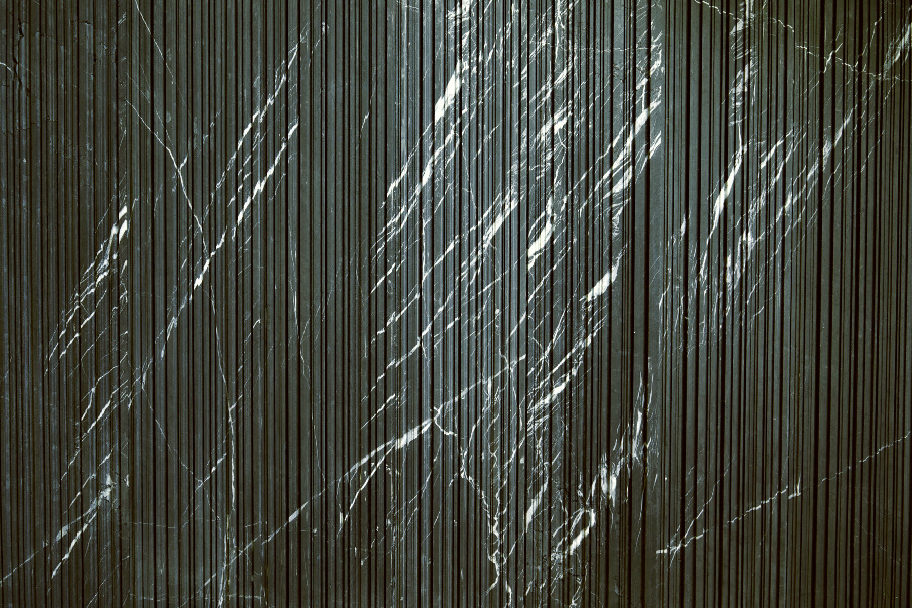Wand van geribbelde lamellen in Grafite Grey marmer