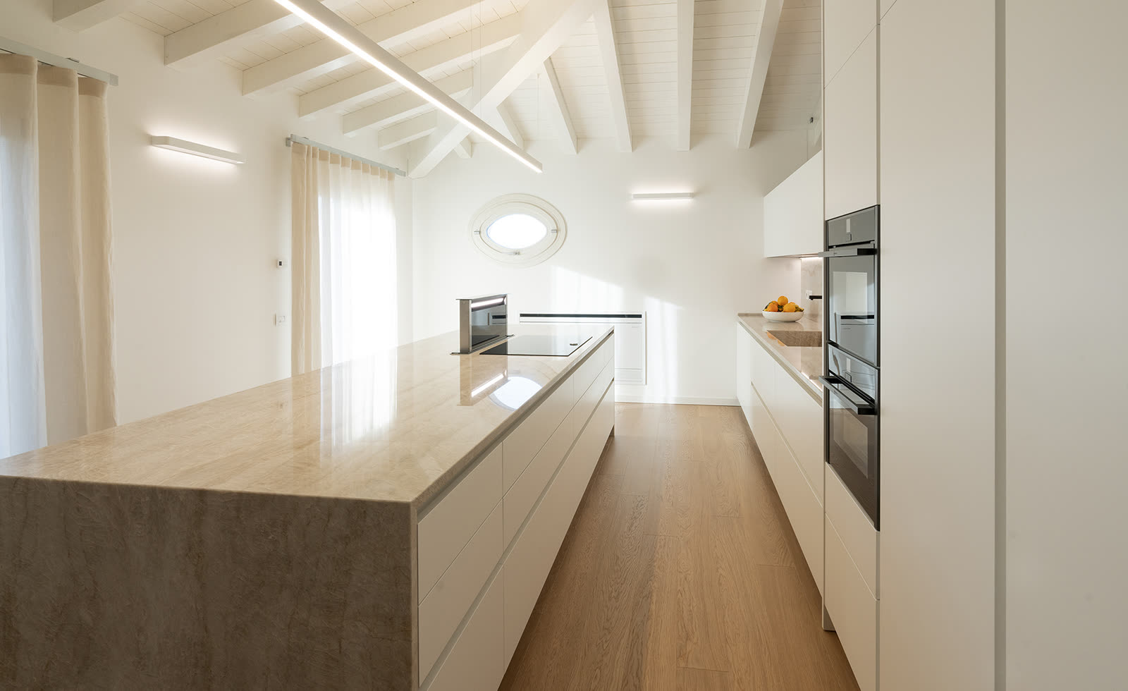 Keuken met open plafond en houten balk, Taj Mahal eiland