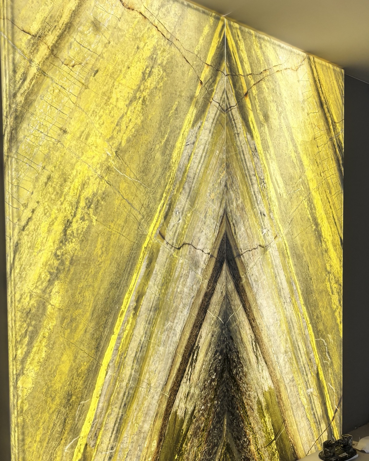 Parete in Irish Green retroilluminata: la venatura specchiata a piramide illuminata da dietro