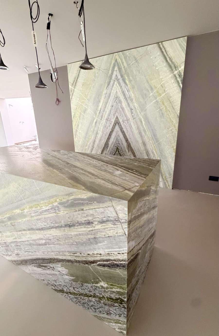 La parete in Irish Green a luce spenta: il marmo mostra i suoi toni verdi e grigi