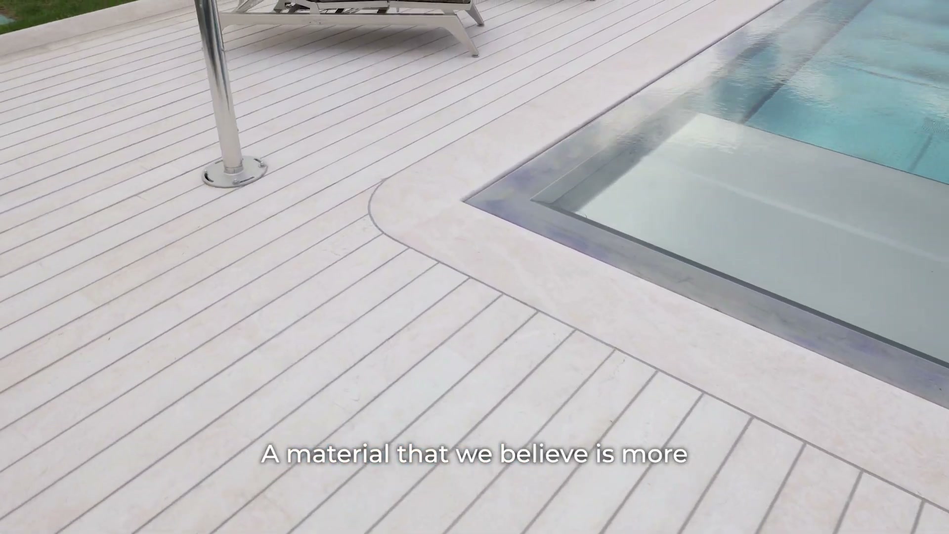 Non in teak ma in marmo: il dettaglio del pavimento a bordo piscina
