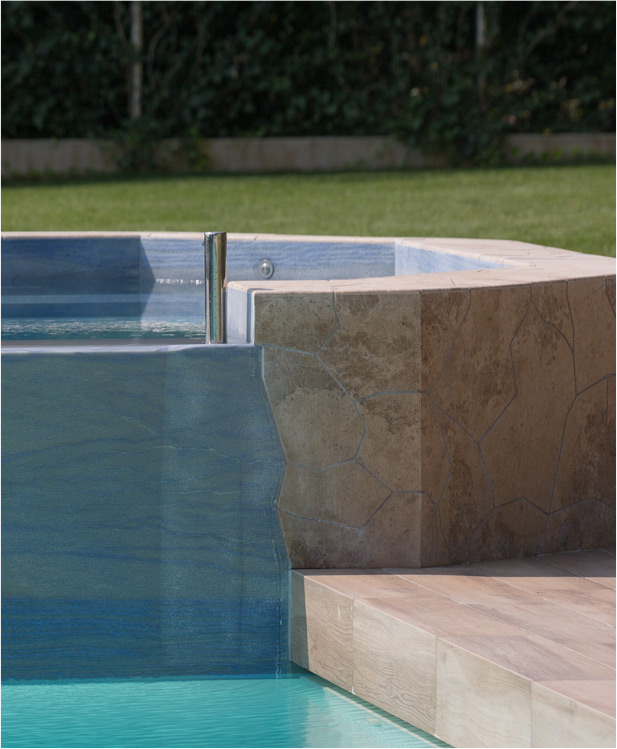 Detail der Ecke zwischen Whirlpool und Travertin-Pool