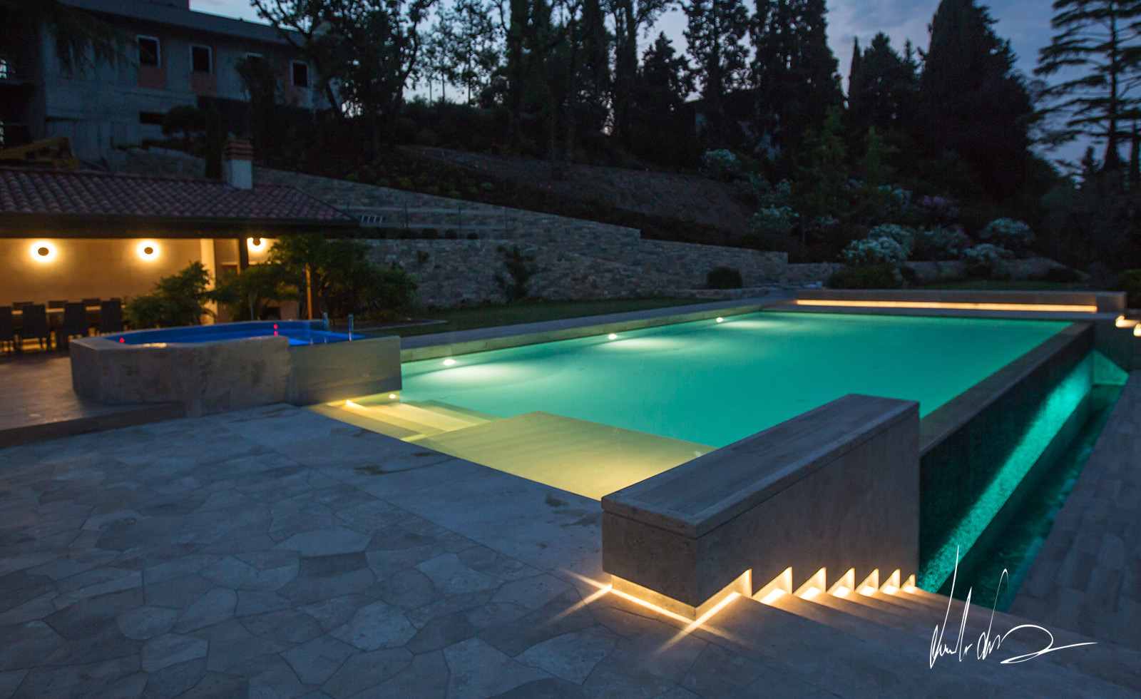 Travertin-Pool und Whirlpool bei Sonnenuntergang