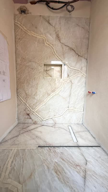 Salle de bains au mur de quartzite Patagonia rétroéclairé
