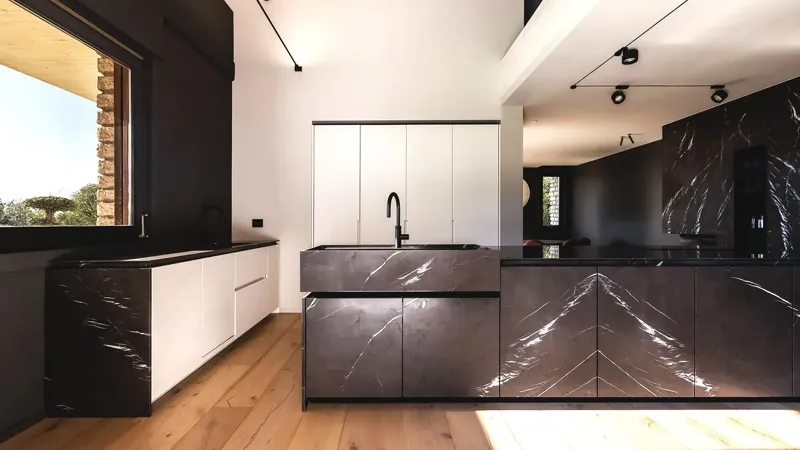 Keuken met donkere marmeren fronten en doorlopende adering