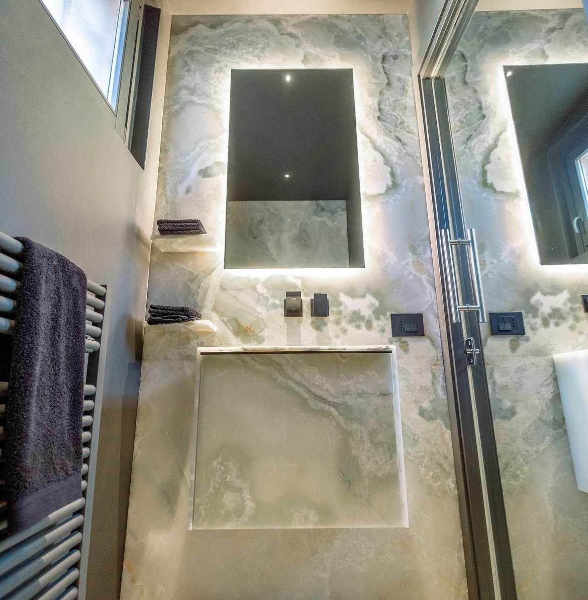 Bagno in marmo posato e finito